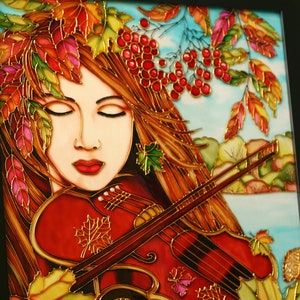 Pu&ograve; includere: Un dipinto su vetro raffigurante una donna che suona il violino. La donna ha lunghi capelli castani e indossa un vestito rosso. Il violino &egrave; rosso e dorato. Lo sfondo &egrave; un cielo blu con bacche rosse e foglie autunnali.