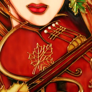 Pu&ograve; includere: Un'opera d'arte in vetro colorato che raffigura una donna con i capelli rossi che suona il violino. Il violino &egrave; rosso con accenti dorati e il viso della donna &egrave; dipinto con dettagli delicati. Lo sfondo presenta un motivo a foglie dorate e verdi.