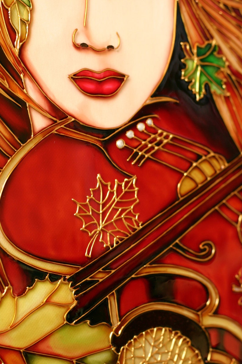 Pu&ograve; includere: Un'opera d'arte in vetro colorato che raffigura una donna con i capelli rossi che suona il violino. Il violino &egrave; rosso con accenti dorati e il viso della donna &egrave; dipinto con dettagli delicati. Lo sfondo presenta un motivo a foglie dorate e verdi.
