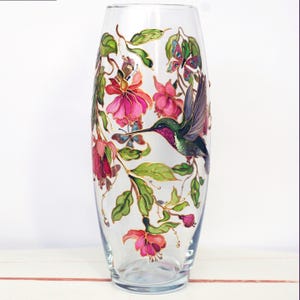 Vase mit Kolibri und Hibiskus Blume Glasmalerei handbemalte Vase Handbemalte personalisierte Glasvase Geschenk für Mama Rosa grüne Vase