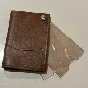 Portatarjetas de identificación vintage de cuero genuino, marrón, 2 compartimentos para tarjetas, 1 ranura en ambos lados