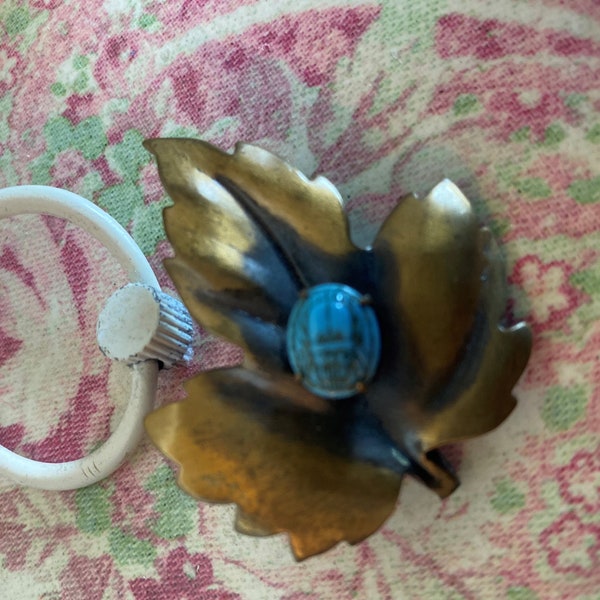 VTG Bronze Blatt Brosche mit blauer Perle,