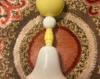 Brinquedo chocalho de bebê amarelo/branco vintage dos anos 60/70