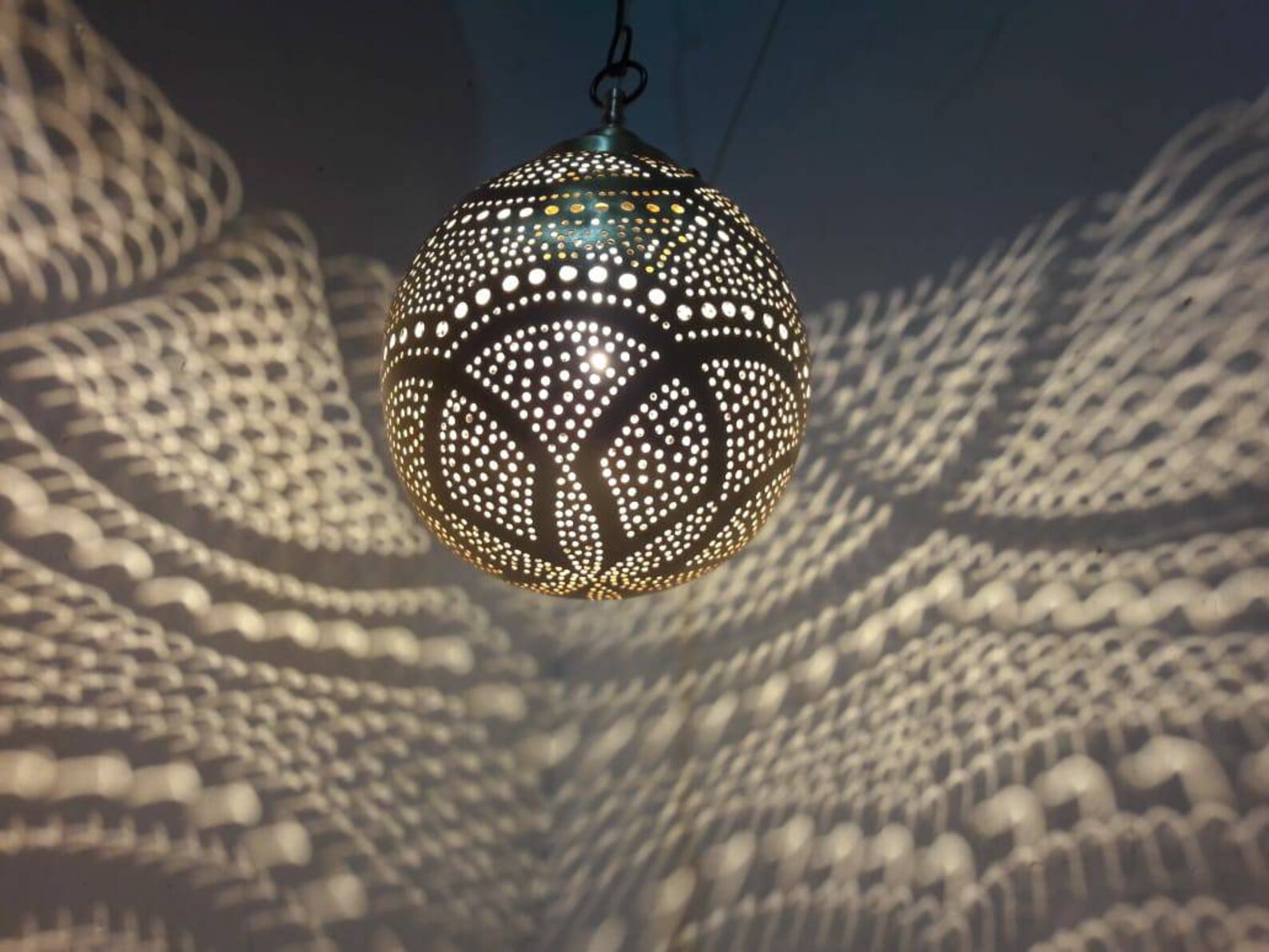 Esta lámpara de techo esférica pequeña es una pieza versátil | Etsy