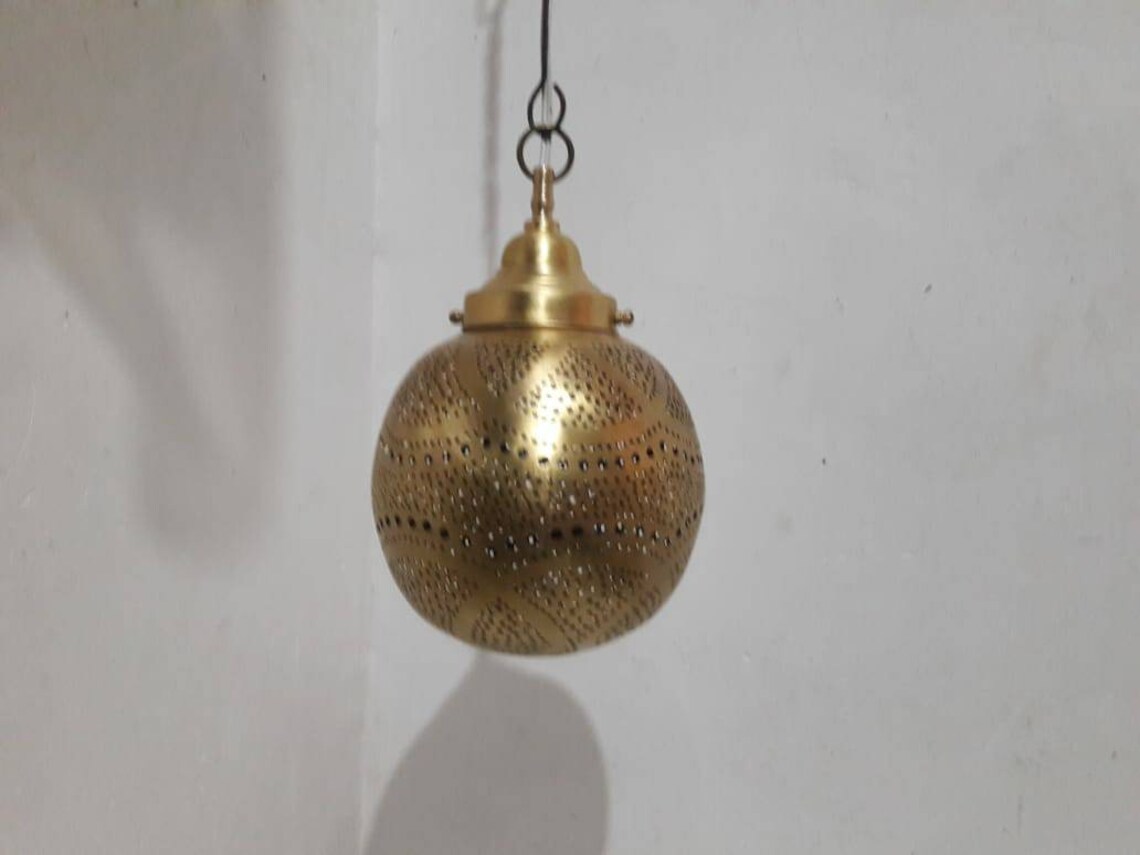 Esta lámpara de techo esférica pequeña es una pieza versátil | Etsy