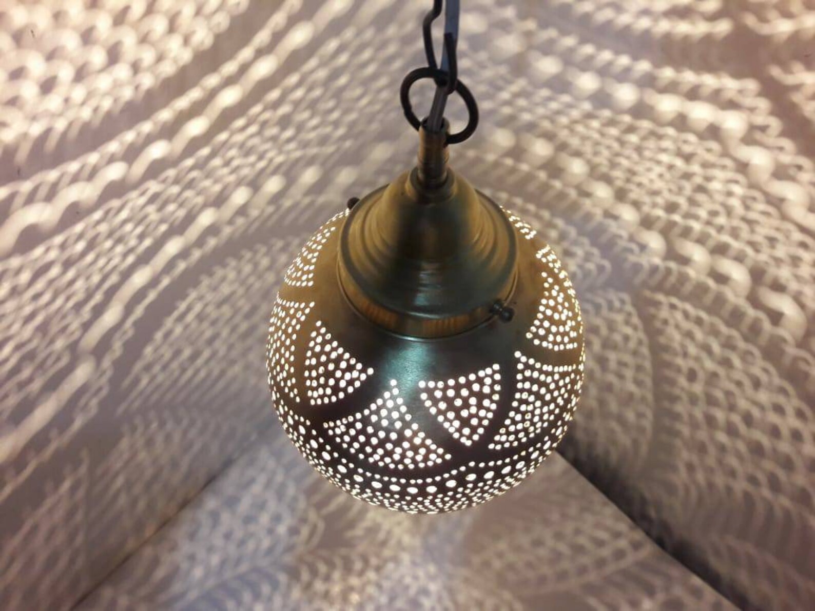 Esta lámpara de techo esférica pequeña es una pieza versátil | Etsy