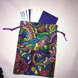 Kleurrijke Zentangle bloemenprint Tarot Card Bag met paarse satijnen voering, Crystal Pouch, Tas met trekkoord, Oracle Card Bag, Deck Bag