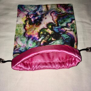 Tarotkaarttas met regenboogagaatprint en roze satijnen voering