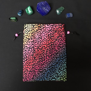 Tarotkaarttas met regenboogluipaardprint en felroze satijnen voering