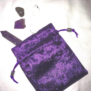 Sac violet avec pierres runiques en velours écrasé, doublure en satin violet, petite taille, sac en cristal, sac pour dés, sac Mala, sac pour bijoux
