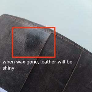 Puede incluir: Primer plano de un artículo de cuero marrón oscuro con costuras visibles. El texto "when wax gone, leather will be shiny" se muestra en la imagen. El cuero tiene un aspecto envejecido.