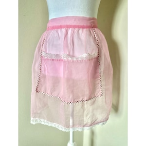 Vintage handgemaakte roze organza halfschort met kanten rand