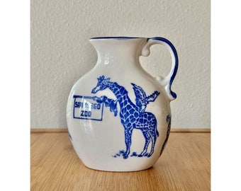 Vintage 1950er Jahre Linkshänder Krug aus dem San Diego Zoo in Blau und Weiß / Mid Century Souvenirs / Vintage San Diego Zoo Souvenirs / Retro