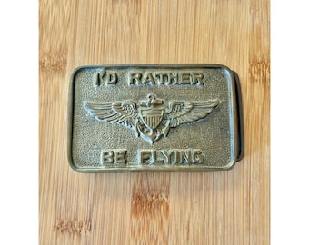 Fibbia per cintura vintage anni '70 in ottone massiccio con la scritta "I'd Rather Be Flying" e l'emblema dell'aviazione della Marina degli Stati Uniti / Accessori aeronautici anni '70