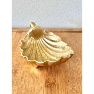 Vintage Mid Century Sold Brass Gold Shell Soap Dish Or Trinket Dish / Bathroom Decor / Retro Decor / Shell Decor / Rococo Inspired Decor
