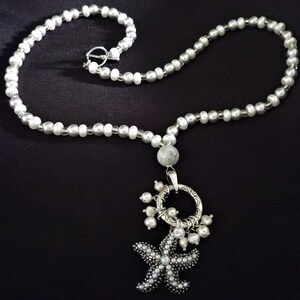 Colar feminino feito à mão com pérolas e pingente de estrela do mar prateado com pingentes de pérola
