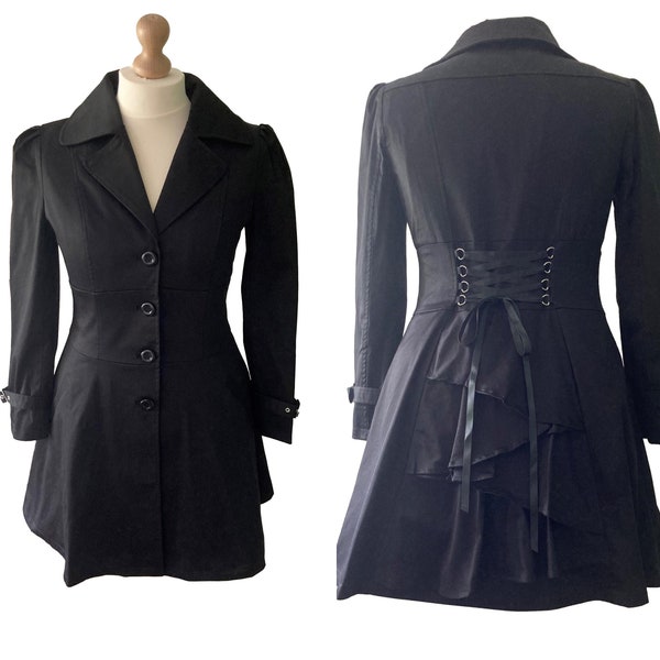 18-32 Plus Size Black Victorian Riding Jacket Steampunk Gothic Ruffle Coat Veste entièrement doublée True To Size UK 18 20 22 24 26 28 30 32
