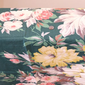 K&ouml;nnte beinhalten: Gr&uuml;ner Stoff mit einem floralen Druck mit rosa, wei&szlig;en und gelben Blumen. Der Stoff hat einen Vintage-Stil.
