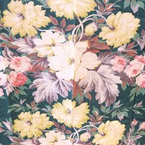 K&ouml;nnte beinhalten: Ein Vintage-Blumenstoff mit gr&uuml;nem Hintergrund, der einen gro&szlig;en Strau&szlig; aus rosa und wei&szlig;en Rosen und gelben Blumen zeigt. Der Stoff hat einen verblassten, Vintage-Look.