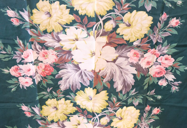 K&ouml;nnte beinhalten: Ein Vintage-Blumenstoff mit gr&uuml;nem Hintergrund, der einen gro&szlig;en Strau&szlig; aus rosa und wei&szlig;en Rosen und gelben Blumen zeigt. Der Stoff hat einen verblassten, Vintage-Look.