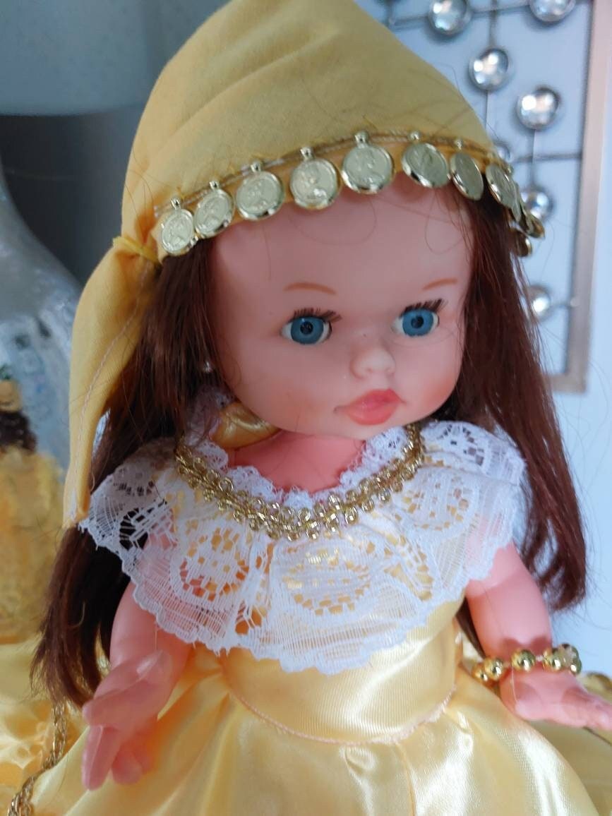 Muñeca María comunión vestido beig. 50 cms. Muñeca comunión con mecanismo y  vela. - Compra tu muñeca