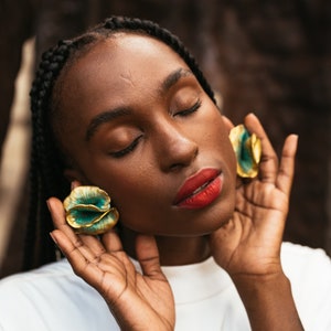 Emerald green flower earrings, tulip jewelry, statement wedding earrings image 2