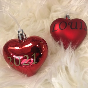 Kerstbal hart Rood mat of glanzend gepersonaliseerd. Registratie Voornaam Kerstdecoratie cadeau