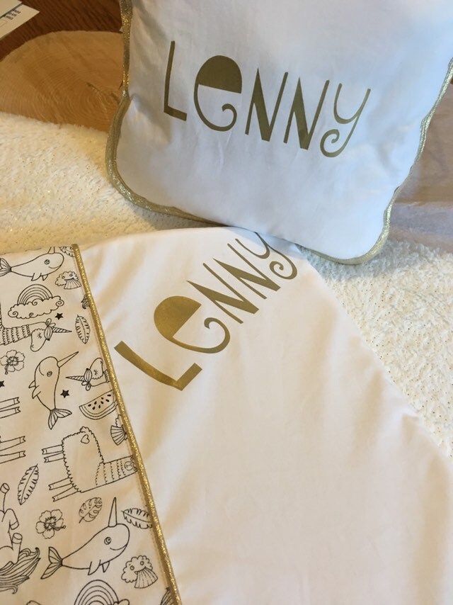 Coussin/Oreiller Décoratif Pour Chambre Enfant ou Bébé Simple Touche Gold Personnalisé avec Prénom I