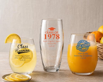 Puede incluir: Tres recipientes de vidrio transparente. A la izquierda, un vaso sin tallo con limonada y rodajas de limón, impreso con Class Reunion, Celebrating 50 years, Ohio State University, 6.18.28. En el centro, un vaso alto con Class of 1978, Union HS, 3.16.28. A la derecha, un vaso sin tallo con zumo de naranja, impreso con Class Reunion, University of California, 7.16.28.