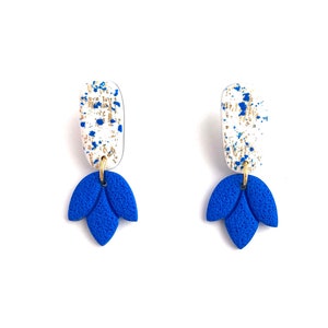 Polymer-Ton Ohrringe, Blumen Ohrringe, Blaue und weiße baumeln, Leichte Ohrringe, Geschenk für sie, handgemachte Ohrringe
