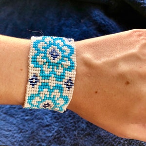 Pulsera grande y floral