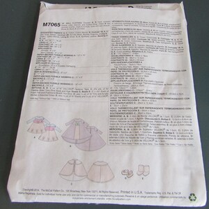 Puede incluir: Un patr&oacute;n de costura McCall's M7065 para ropa de mu&ntilde;eca de 45.7 cm. El patr&oacute;n incluye dise&ntilde;os para vestidos, capas y botas. El paquete presenta ilustraciones de las prendas terminadas y sugerencias de telas.