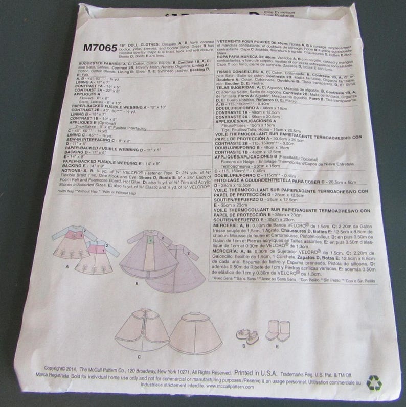 Puede incluir: Un patr&oacute;n de costura McCall's M7065 para ropa de mu&ntilde;eca de 45.7 cm. El patr&oacute;n incluye dise&ntilde;os para vestidos, capas y botas. El paquete presenta ilustraciones de las prendas terminadas y sugerencias de telas.