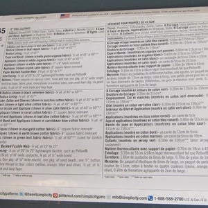 Op de afbeelding: Een Simplicity naaipatroon envelop, S0365, met 29 onderdelen voor 45,5 cm poppenkleding. De verpakking bevat instructies en stofvereisten voor diverse kledingstukken.