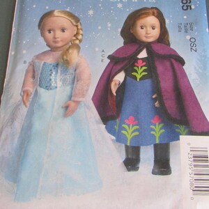 Puede incluir: Un patr&oacute;n de costura con dos mu&ntilde;ecas disfrazadas. Una mu&ntilde;eca lleva un vestido azul claro con un corpi&ntilde;o con lentejuelas, y la otra mu&ntilde;eca lleva un vestido azul con una capa morada. El patr&oacute;n incluye el texto "M7065/OSZ".