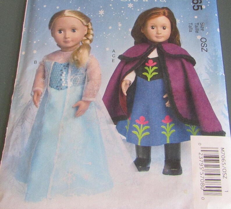 Puede incluir: Un patr&oacute;n de costura con dos mu&ntilde;ecas disfrazadas. Una mu&ntilde;eca lleva un vestido azul claro con un corpi&ntilde;o con lentejuelas, y la otra mu&ntilde;eca lleva un vestido azul con una capa morada. El patr&oacute;n incluye el texto "M7065/OSZ".