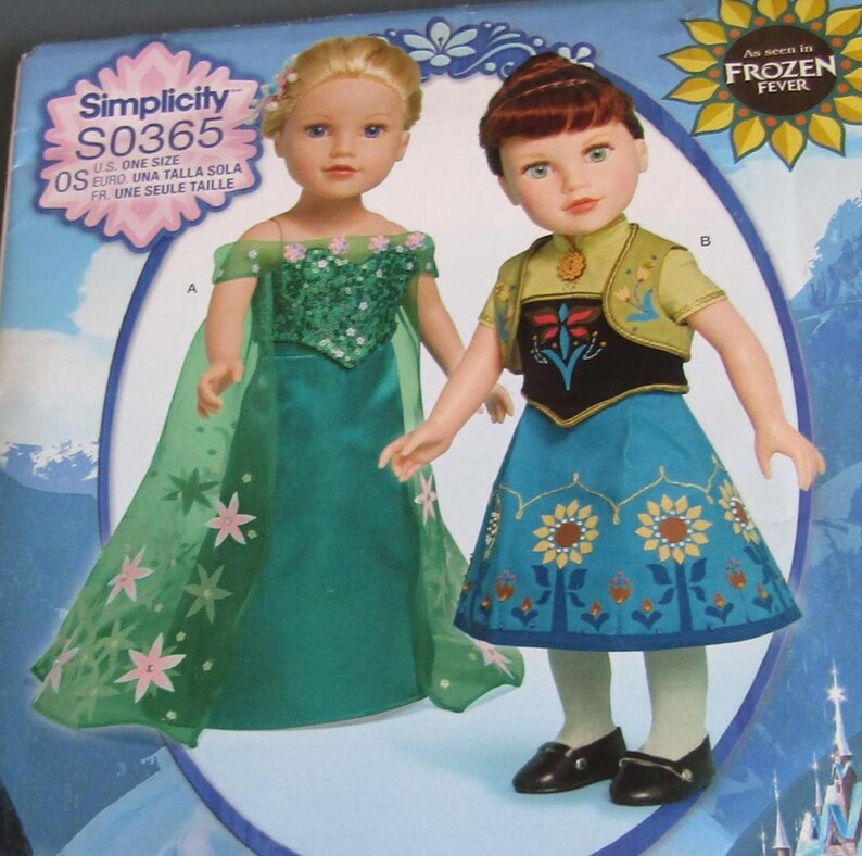 Op de afbeelding: Een poppenpatroon met twee Frozen-thema jurken. De pop links draagt een groene jurk met een doorschijnende cape en bloemmotieven. De pop rechts draagt een blauwe jurk met zonnebloemontwerpen en een groen jasje. Het patroon is "Simplicity S0365".