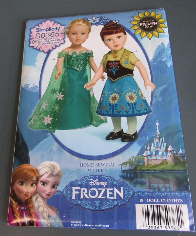 Op de afbeelding: Simplicity S0365 naaipatroon voor 45 cm poppenkleding. Het patroon bevat illustraties van poppen in outfits ge&iuml;nspireerd op de Disney-film "Frozen". De omslag bevat de tekst "Frozen Fever" en het Disney-logo.