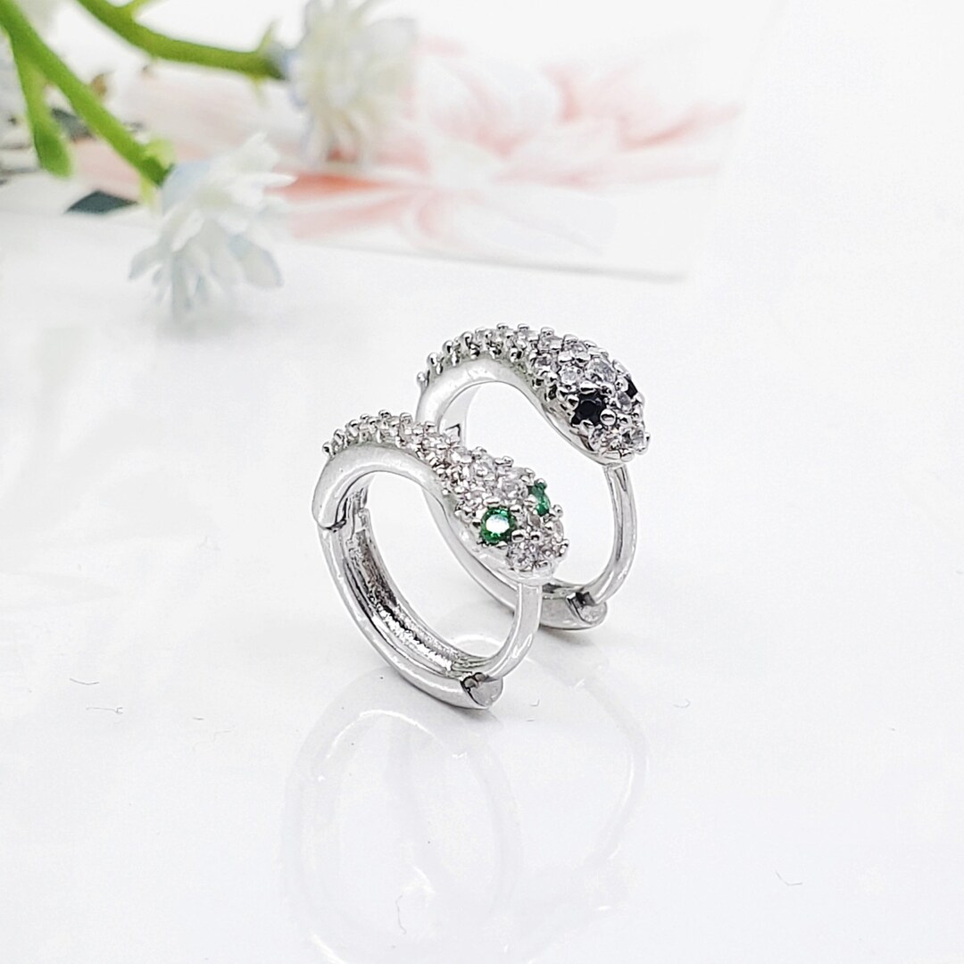 Orecchini A Cerchio Huggie Con Serpente In Argento 925 E Cristalli Verdi - Diametro 10 Mm. Gioielli Punk Ipoallergenici Per Donna, Regalo Originale. - 2