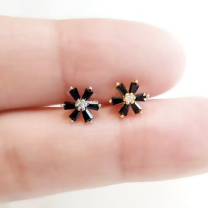 16G,20G,21G Black Flower Stud Surgical steel Cartilage Earring, Conch, Tragus, Helix Piercing, Flower Piercing, Blossom Ear Lobe Earring