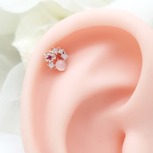 16G、20G、21Gローズゴールドブーケサージカルスチールスタッドピアス、トラガス、軟骨ピアス、ヘリックスピアス、フラワーピアスブロッサムイヤリング、