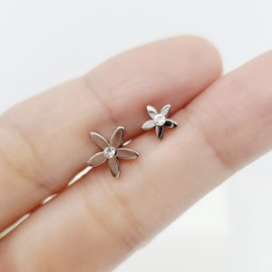 16G Simple Flower Whole Surgical Steel Stud ,Cartilage Tragus, Earring, Helix Piercing