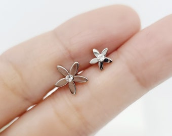 Simple Flower Whole Surgical Steel Stud ,Cartilage Tragus, Earring, Helix 16G,20G,21G Piercing