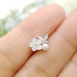 16G Shell Flower with Butterfly Surgical Steel Stud Earring/Cartilage/Conch/ Helix Piercing