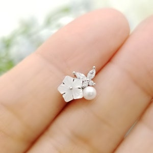 16G,20G,21G Shell Flower with Butterfly Surgical Steel Stud Earring, Pearl Cartilage, Conch, Helix Piercing, Dainty Ear Lobe Piercing