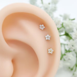 Petites boucles d'oreilles florales éblouissantes en acier chirurgical 16G, 20G, 21G, cartilage, conque, piercing hélice, piercing lobe de l'oreille, clou d'oreille petite fleur