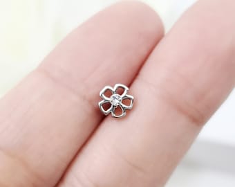 Pendiente de cartílago de acero quirúrgico con forma de flor de margarita, pequeño, para hélix, concha, 16G, 20G, 21G.