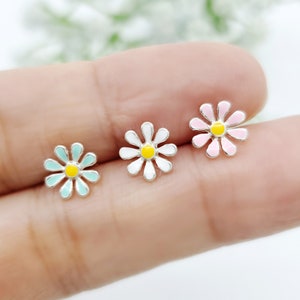 16G,20G,21G Silver coated Daisy Flower Cartilage Earring, Conch, Helix Piercing, Minimalist earring, Flower Ear Lobe, Blossom Earring