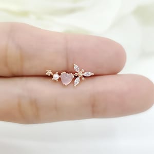 Pendiente de botón de acero quirúrgico con diseño floral y corazón rosa de 16 g, 20 g y 21 g, con detalle de perla, para cartílago, caracola, hélice y lóbulo de la oreja.