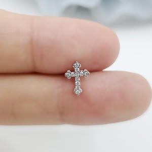 16G,20G,21G schillerndes Kreuz Piercing mit funkelnden CZ Steinen aus chirurgischem Stahl Ohrring, Knorpel, Conch, Helix Piercing, Ohrläppchen Piercing